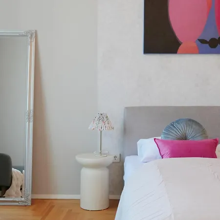 아파트 Grand & Artful Gem By Opera & With Views