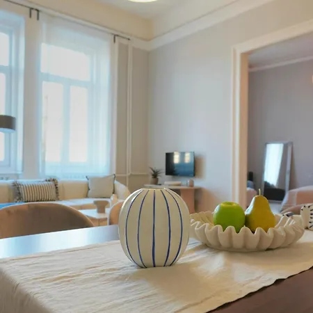 Grand & Artful Gem By Opera & With Views 부다페스트