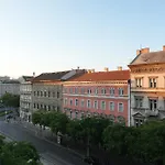 Grand & Artful Gem By Opera & With Views Lägenhet