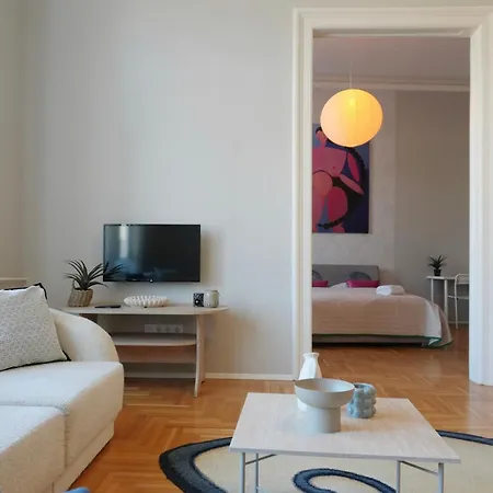 Grand & Artful Gem By Opera & With Views Apartamento Budapeste
