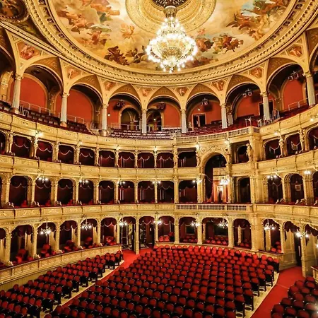 Apartamento Grand & Artful Gem By Opera & With Views Budapeste
