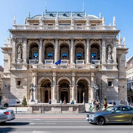 Grand & Artful Gem By Opera & With Views Budapeste