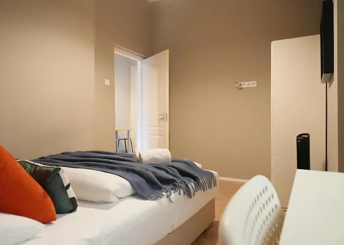 Grand & Artful Gem By Opera & With Views Apartament