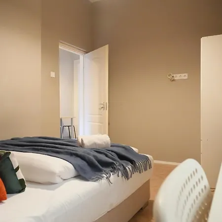 Grand & Artful Gem By Opera & With Views Appartement