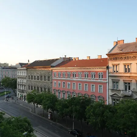 Grand & Artful Gem By Opera & With Views Apartament