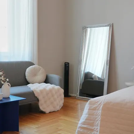 Grand & Artful Gem By Opera & With Views Apartament