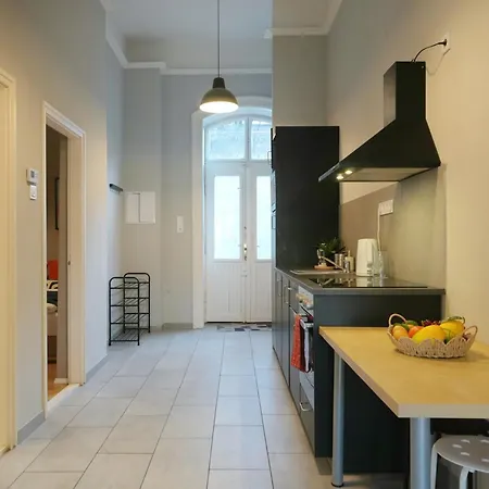 Grand & Artful Gem By Opera & With Views Budapeszt