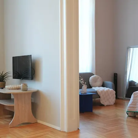 Grand & Artful Gem By Opera & With Views Appartement