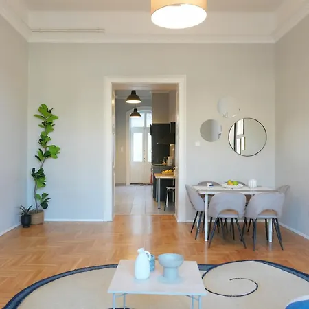 Grand & Artful Gem By Opera & With Views Appartement