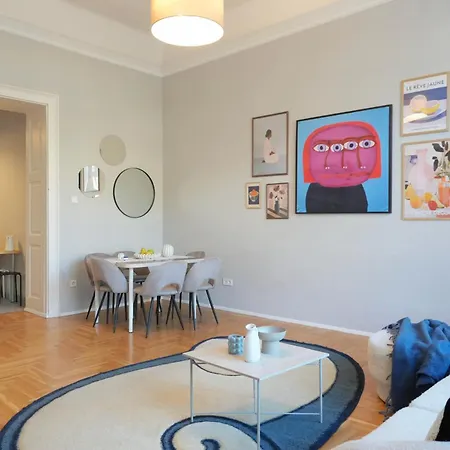 Grand & Artful Gem By Opera & With Views Apartament