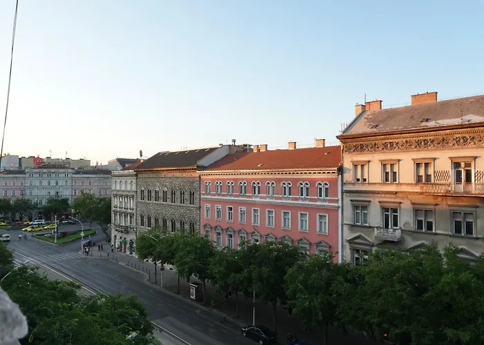 Grand & Artful Gem By Opera & With Views Apartament