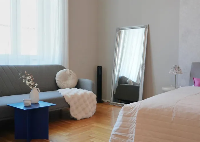 Grand & Artful Gem By Opera & With Views Apartament