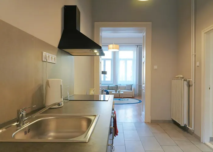 Grand & Artful Gem By Opera & With Views Apartament