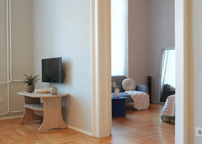 Grand & Artful Gem By Opera & With Views Apartament