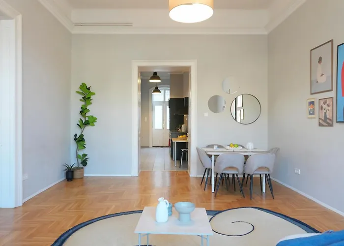 Grand & Artful Gem By Opera & With Views Apartament