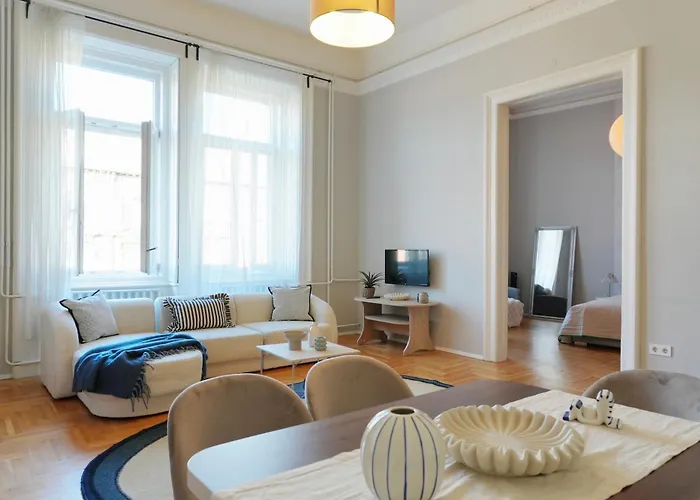 Grand & Artful Gem By Opera & With Views Apartament *