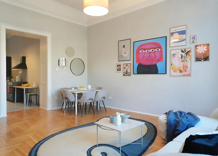 Grand & Artful Gem By Opera & With Views Apartament